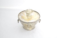 總督府徽紋雙繫環帶蓋銀碗三套組藏品圖，第1張