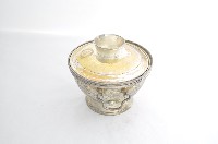 總督府徽紋雙繫環帶蓋銀碗三套組藏品圖，第2張