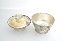 總督府徽紋雙繫環帶蓋銀碗三套組藏品圖，第3張