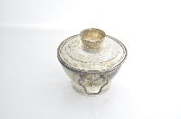 總督府徽紋雙繫環帶蓋銀碗三套組藏品圖，第2張