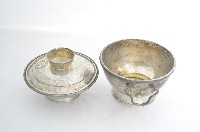 總督府徽紋雙繫環帶蓋銀碗三套組藏品圖，第3張