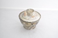 總督府徽紋雙繫環帶蓋銀碗三套組藏品圖，第2張