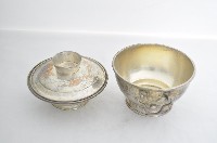 總督府徽紋雙繫環帶蓋銀碗三套組藏品圖，第3張