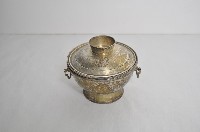 總督府徽紋雙繫環帶蓋銀碗三套組藏品圖，第1張