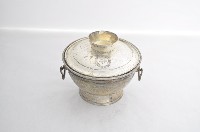 總督府徽紋雙繫環帶蓋銀碗三套組藏品圖，第1張