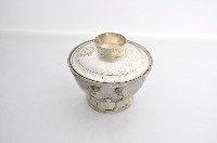 總督府徽紋雙繫環帶蓋銀碗三套組藏品圖，第2張