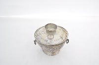 總督府徽紋雙繫環帶蓋銀碗三套組藏品圖，第1張