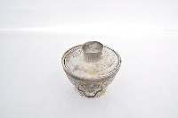 總督府徽紋雙繫環帶蓋銀碗三套組藏品圖，第2張