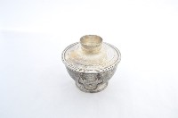 總督府徽紋雙繫環帶蓋銀碗三套組藏品圖，第2張