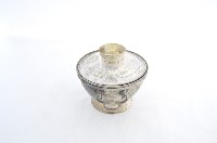 總督府徽紋雙繫環帶蓋銀碗三套組藏品圖，第2張