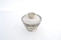 總督府徽紋雙繫環帶蓋銀碗三套組藏品圖，第2張