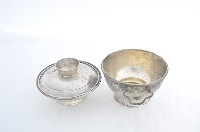 總督府徽紋雙繫環帶蓋銀碗三套組藏品圖，第3張