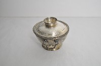 總督府徽紋雙繫環帶蓋銀碗三套組藏品圖，第2張