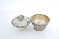 總督府徽紋雙繫環帶蓋銀碗三套組藏品圖，第3張