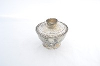 總督府徽紋雙繫環帶蓋銀碗三套組藏品圖，第2張