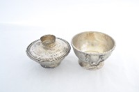 總督府徽紋雙繫環帶蓋銀碗三套組藏品圖，第3張