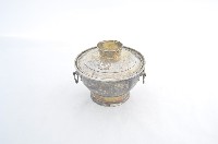 總督府徽紋雙繫環帶蓋銀碗三套組藏品圖，第1張