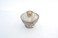 總督府徽紋雙繫環帶蓋銀碗三套組藏品圖，第2張