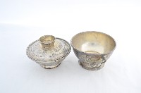 總督府徽紋雙繫環帶蓋銀碗三套組藏品圖，第3張