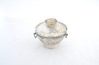 總督府徽紋雙繫環帶蓋銀碗三套組藏品圖，第1張