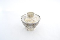 總督府徽紋雙繫環帶蓋銀碗三套組藏品圖，第2張