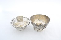 總督府徽紋雙繫環帶蓋銀碗三套組藏品圖，第3張