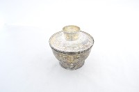 總督府徽紋雙繫環帶蓋銀碗三套組藏品圖，第2張