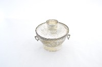 總督府徽紋雙繫環帶蓋銀碗三套組藏品圖，第1張