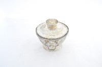 總督府徽紋雙繫環帶蓋銀碗三套組藏品圖，第2張