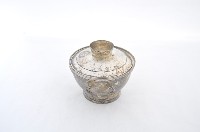 總督府徽紋雙繫環帶蓋銀碗三套組藏品圖，第2張