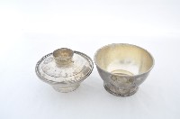 總督府徽紋雙繫環帶蓋銀碗三套組藏品圖，第3張