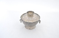 總督府徽紋雙繫環帶蓋銀碗三套組藏品圖，第1張