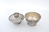 總督府徽紋雙繫環帶蓋銀碗三套組藏品圖，第3張