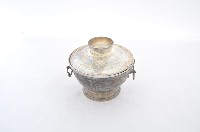 總督府徽紋雙繫環帶蓋銀碗三套組藏品圖，第1張