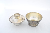 總督府徽紋雙繫環帶蓋銀碗三套組藏品圖，第3張