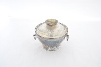 總督府徽紋雙繫環帶蓋銀碗三套組藏品圖，第1張