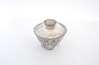 總督府徽紋雙繫環帶蓋銀碗三套組藏品圖，第2張