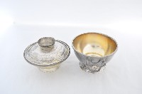 總督府徽紋雙繫環帶蓋銀碗三套組藏品圖，第3張