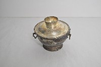 總督府徽紋雙繫環帶蓋銀碗三套組藏品圖，第1張