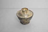 總督府徽紋雙繫環帶蓋銀碗三套組藏品圖，第2張