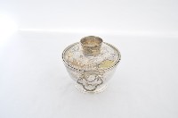 總督府徽紋雙繫環帶蓋銀碗三套組藏品圖，第2張