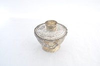 總督府徽紋雙繫環帶蓋銀碗三套組藏品圖，第2張