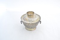 總督府徽紋雙繫環帶蓋銀碗三套組藏品圖，第1張