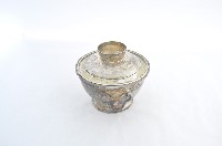 總督府徽紋雙繫環帶蓋銀碗三套組藏品圖，第2張