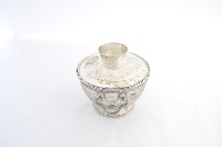 總督府徽紋雙繫環帶蓋銀碗三套組藏品圖，第2張