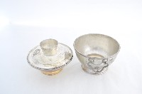 總督府徽紋雙繫環帶蓋銀碗三套組藏品圖，第3張