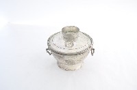 總督府徽紋雙繫環帶蓋銀碗三套組藏品圖，第1張