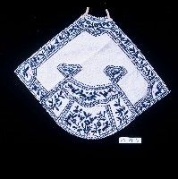 白色花草刺繡肚兜藏品圖，第1張