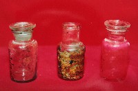 廣口短頸圓形玻璃藥瓶（二件有蓋、一件無蓋）藏品圖，第1張