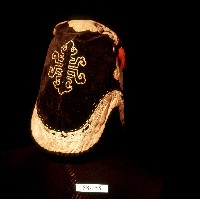 黑色花卉紋繡樣童帽藏品圖，第2張